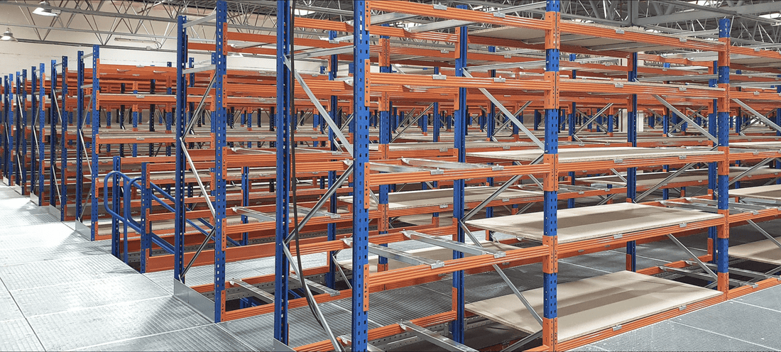 Estanterías metálicas azules y naranjas en una bodega