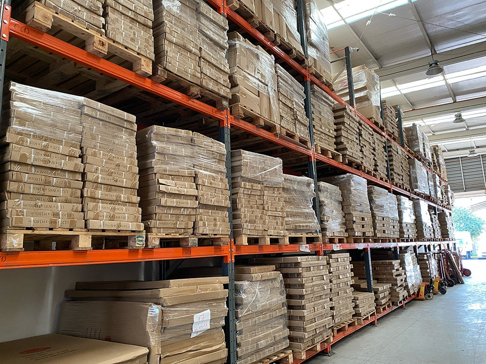 Racks industriales con pallets en una bodega